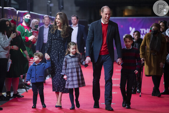 Kate Middleton e William caminham no red carpet com os filhos