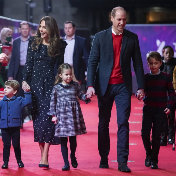 Kate Middleton e William caminham no red carpet com os filhos