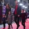 Kate Middleton e William levam os três filhos a peça natalina em Londres