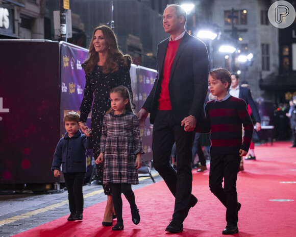 Kate Middleton e William levam os três filhos a peça natalina em Londres