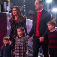 Família real e elegante! Kate Middleton e William levam filhos a peça natalina. Fotos