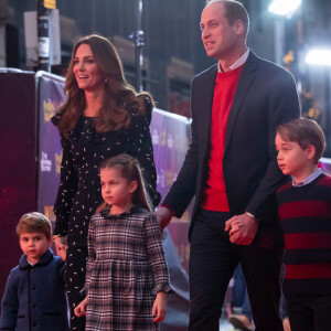Filhos de Kate Middleton e William roubam a cena por elegância em peça de teatro nesta sexta-feira, di