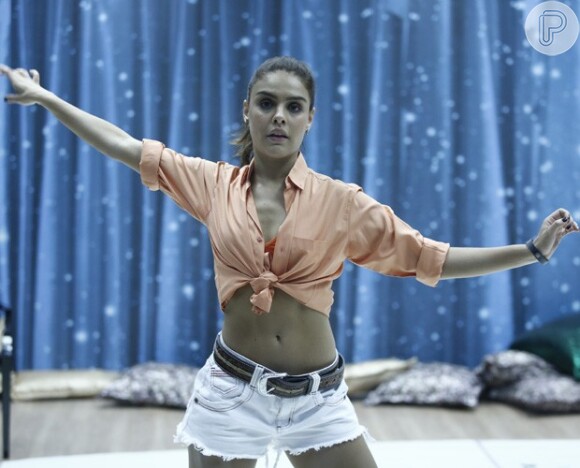 Paloma Bernardi mostra sua barriga chapada nos ensaios do 'Dança dos Famosos'