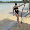 Moda praia de Thyane Dantas: modelo valoriza corpo em body com recortes 