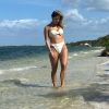 Moda praia de Thyane Dantas: modelo usa biquíni de cintura alta e destaca corpo definido