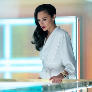 Diana Prince, a Mulher Maravilha, usa joia icônica em 'Mulher Maravilha 1984'