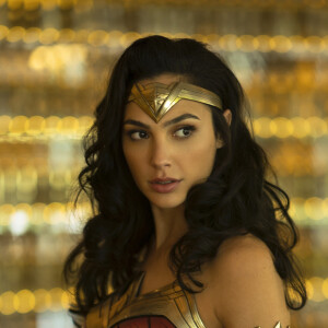 Em 'Mulher Maravilha 1984', o uniforme usado por Gal Gadot foi atualizado com toque glam