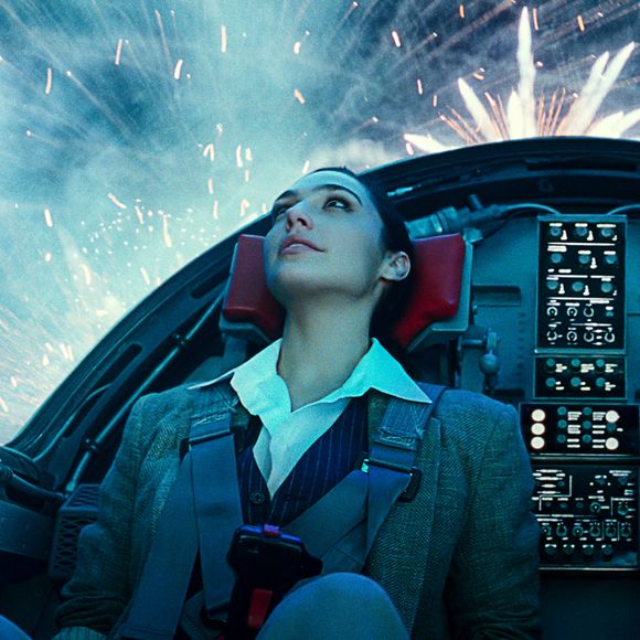 Figurino de 'Mulher Maravilha 1984' é marcado pela elegância