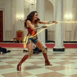 O filme 'Mulher Maravilha 1984' tem a protagonista enfrentando 2 vilões