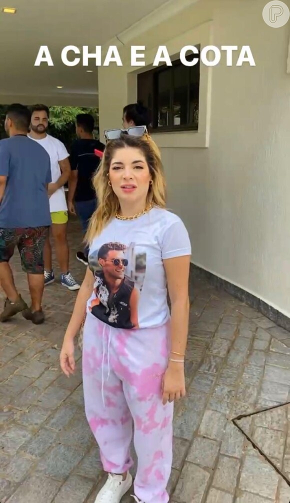 Gkay é zoada por amigos ao usar camiseta com rosto de Rezende estampado