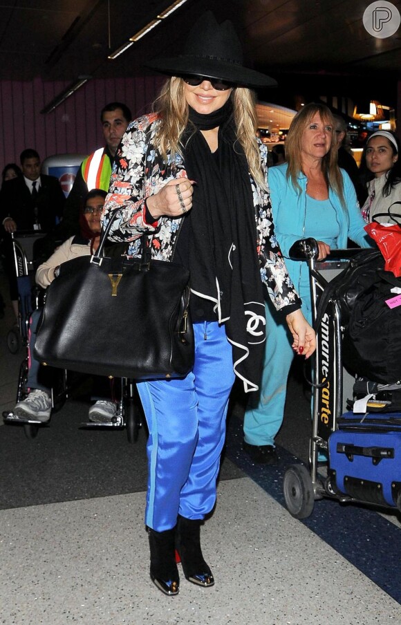Fergie chega ao aeroporto de Los Angeles, na Califórnia, em 2 de março de 2013