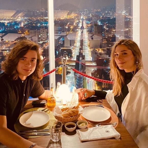 Namoro de Sasha e João Figueiredo faz 1 ano e cantor mostra vídeo de ajuda dela em trabalho