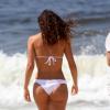 Débora Nascimento faz a alegria de muitos homens na praia de Ipanema