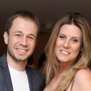 Mulher de Tiago Leifert se dedica à amamentação exclusiva da filha