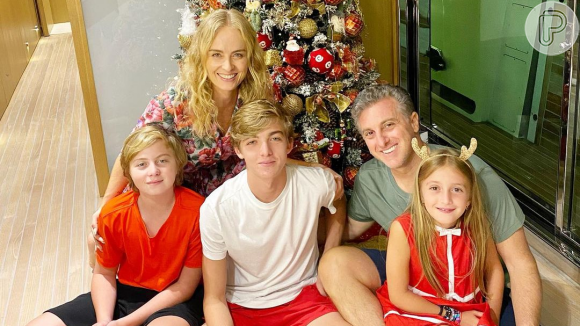 Angelica e Luciano Huck com os filhos em foto de Natal. Veja como foi a noite de 24 de dezembro dos famosos!