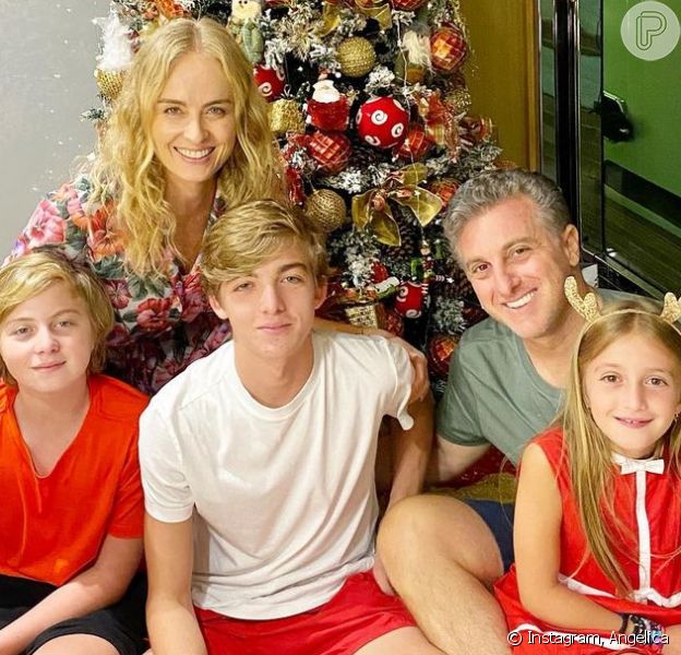 Angelica e Luciano Huck com os filhos em foto de Natal. Veja como foi a noite de 24 de dezembro dos famosos!