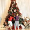 Andressa Suita fotografa os filhos, Gabriel e Samuel, na árvore de Natal na noite de 24 de dezembro de 2020