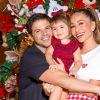 Sabrina Sato e Duda Nagle dão um abraço duplo na filha, Zoe, diante da árvore de Natal