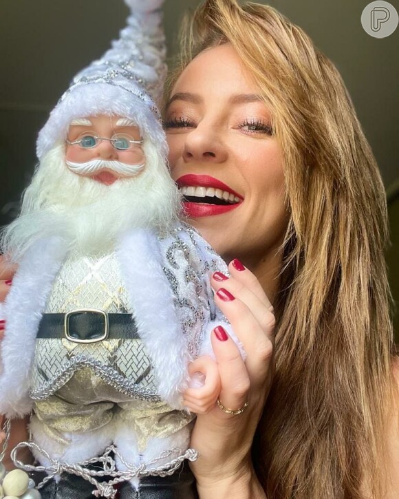 Paolla Oliveira fez um post com o Papai Noel da decoração para desejar um feliz natal ao seguidores