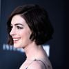 Anne Hathaway faz sucesso e inspira várias celebridades com os vários estilos de tons e cortes de cabelos