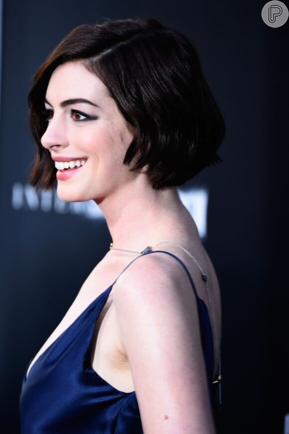Anne Hathaway faz sucesso e inspira várias celebridades com os vários estilos de tons e cortes de cabelos