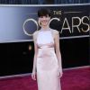 Anne Hathaway apresentou o Oscar 2014 ao lado de Jennifer Lawrence
