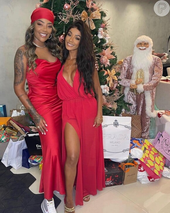 Ludmilla combina look vermelho com a mulher, Brunna Gonçalves, no Natal