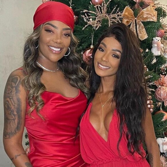 Ludmilla combina look vermelho com a mulher, Brunna Gonçalves, no Natal