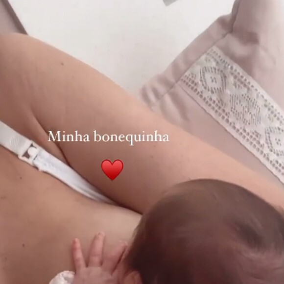 Ana Paula Siebert surge em momento especial da amamentação da filha, Raika