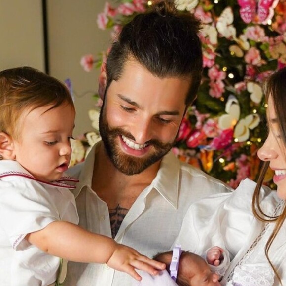 Romana Novais mostra amamentação de Raika dois dias após filha deixar o hospital