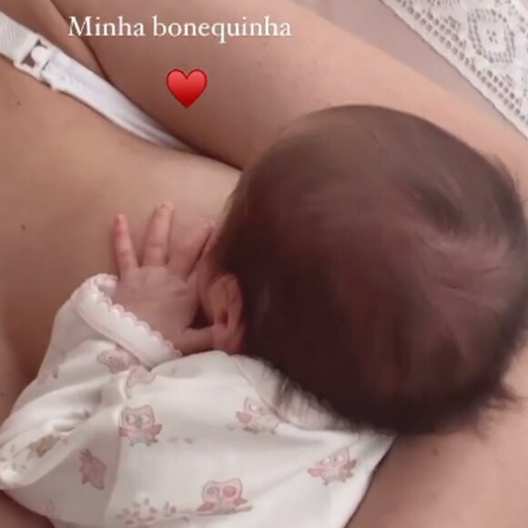 Romana Novais baba por Raika enquanto amamenta a filha