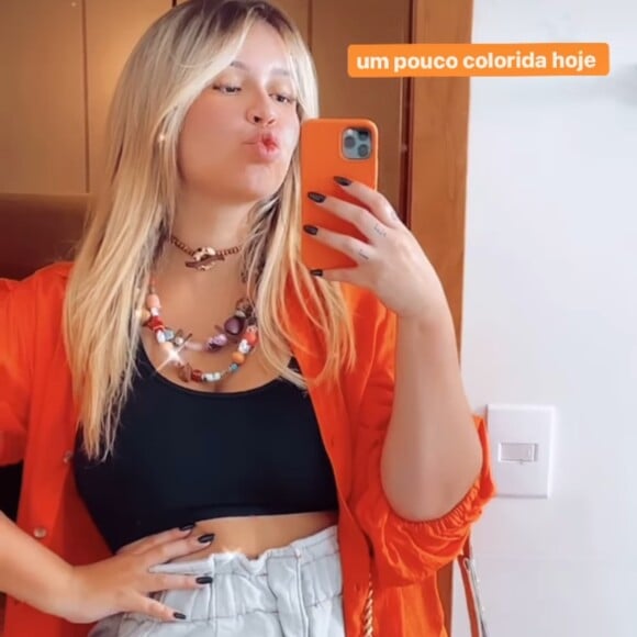 Marília Mendonça roubou a cena ao posar de short e cropped e deixar à mostra a barriga chapada