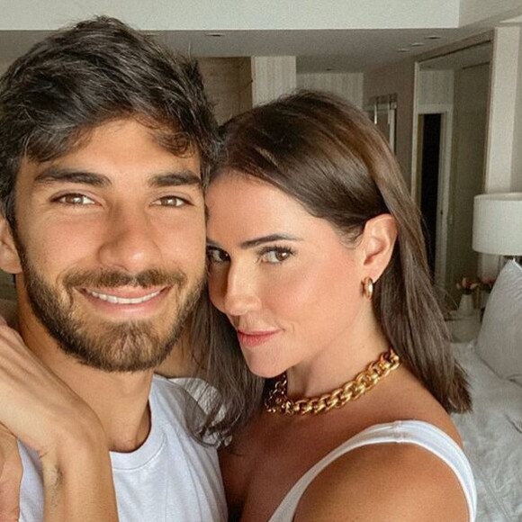 Deborah Secco está curtindo dias de folga com o marido, Hugo Moura
