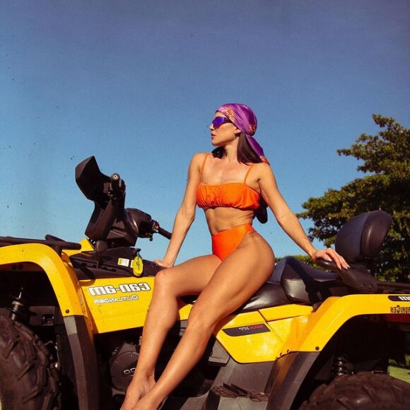 Deborah Secco combinou biquíni laranja com lenço no cabelo