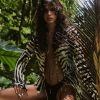 Bruna Marquezine posa com biquíni asa-delta e cobre seios com camisa em animal print
