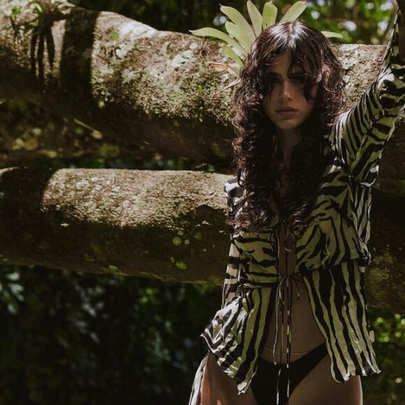 Corpo de Bruna Marquezine em biquíni asa-delta chama atenção em foto