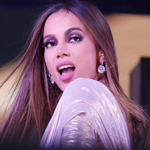 Saiba detalhes e preços dos looks usados por Anitta em viagem a Nova York, nos Estados Unidos