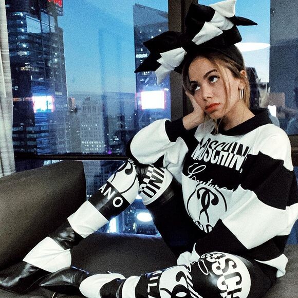 Anitta fez um pequeno ensaio usando um modelito total da grife Moschino, que é uma de suas queridinha