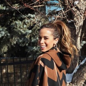 Anitta chamou atenção ao usar capa com estampa geométrica da Louis Vuitton de $5.300, R$ 27 mil
