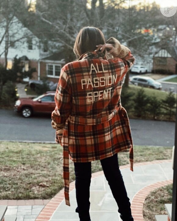 Jaqueta Gucci usada por Anitta possuía a frase 'toda paixão usada' em inglês bordada nas costas
