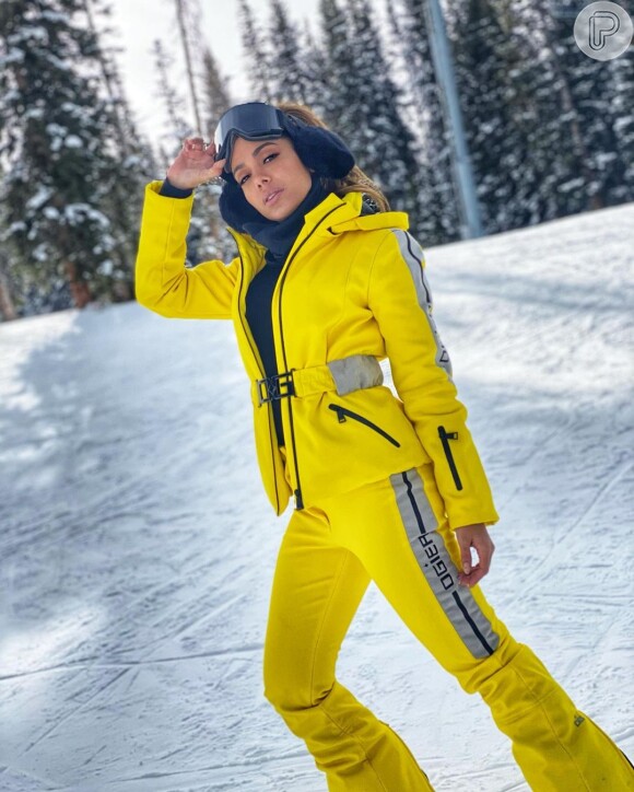 Anitta elegeu jaqueta de esqui amarela hamonix e calça Vallorcine por Ogier