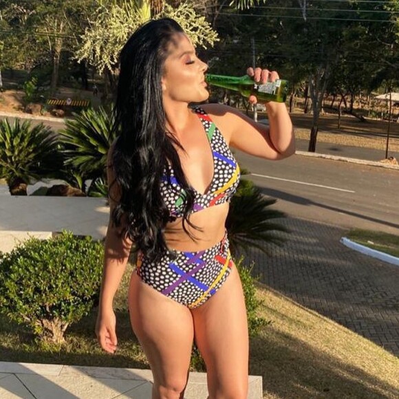 Irmã de Maiara, Maraisa valoriza corpo em biquíni de cintura alta