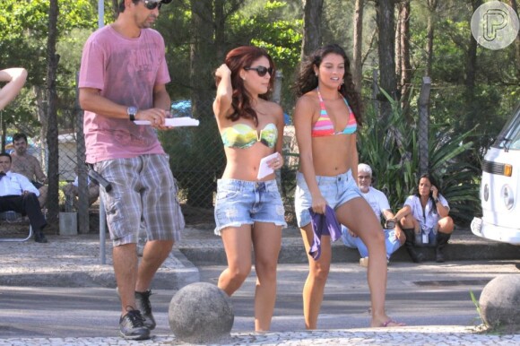 Paloma Bernardi grava cenas de 'Salve Jorge' de biquíni e shortinho na praia da Macumba, RJ, em 5 de março de 2013