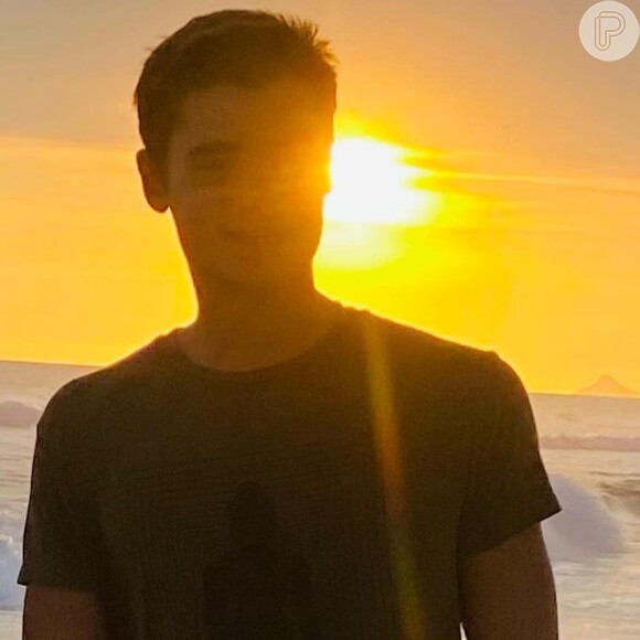 Filho de Fabio Assunção, João é fotografado em praia, ao entardecer 