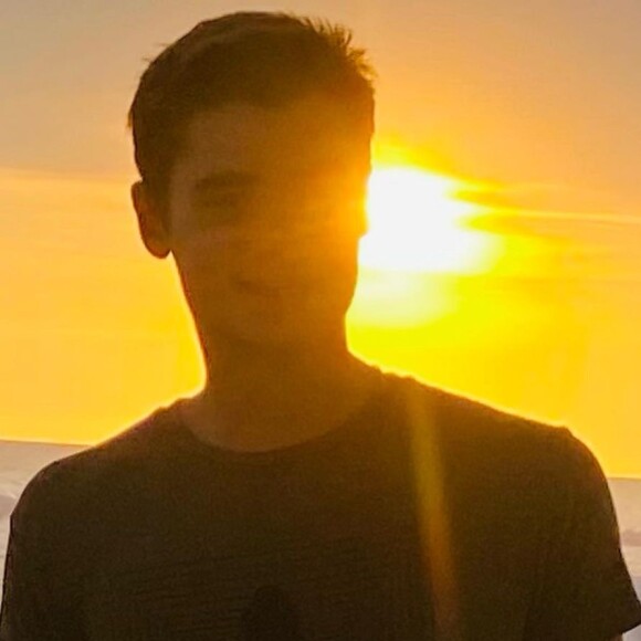 Filho de Fabio Assunção, João é fotografado em praia, ao entardecer 