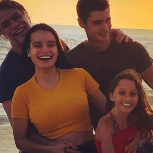 Fabio Assunção posa com a mulher grávida e os filhos em praia