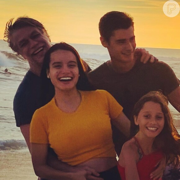 Fabio Assunção posa com a mulher grávida e os filhos em praia