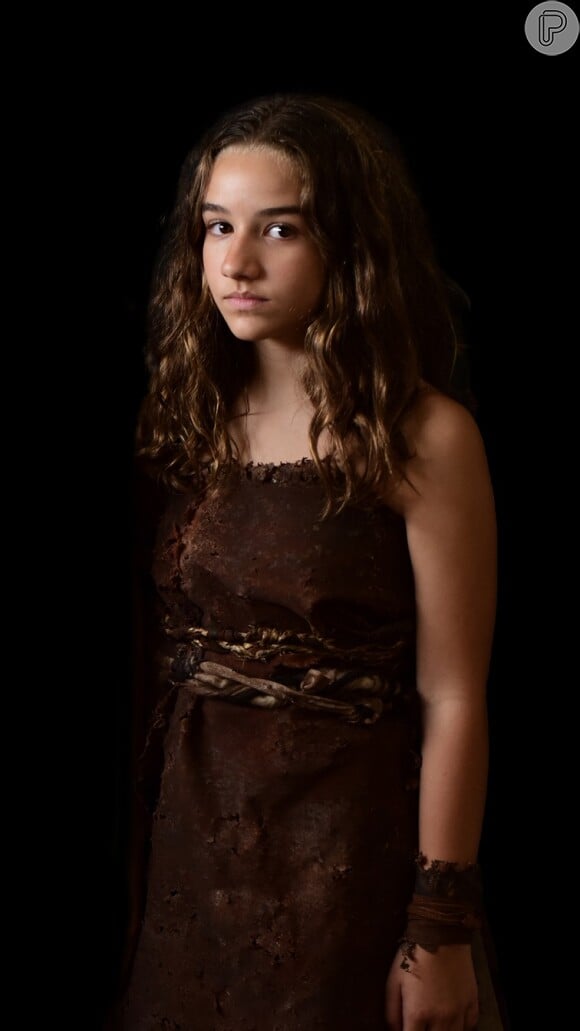 Mairi (Manu Papera) também é filha de Adão (Carlo Porto) e Eva (Juliana Boller), na novela 'Gênesis'