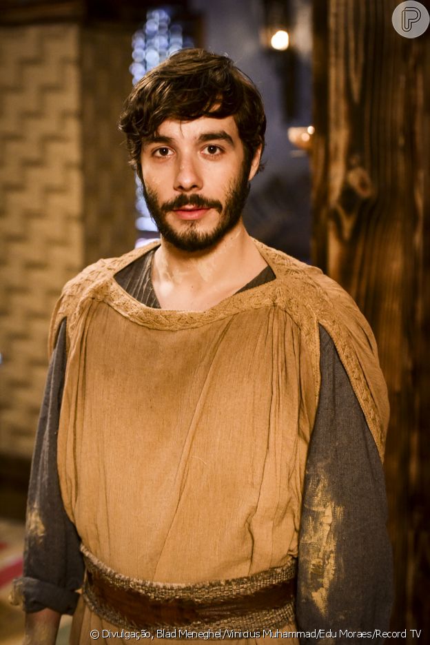 Abraão (Vitor Novello) é o marido de Sarai (Laryssa Ayres/Adriana Garambone) que quer ter um filho, mas é surpreendido pela infertilidade da mulher, na novela 'Gênesis'