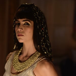 Khen (Pérola Faria) é uma das mulheres de Amenemhat III (André Ramiro) é uma jovem forte que vê na chegada de uma nova mulher ao palácio o risco de ser desprezada pelo faraó, na novela 'Gênesis'